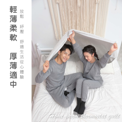 輕薄柔軟毛毯情境：兩人拉起毛毯在床上互動，傳達透氣舒適與居家使用